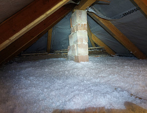 Zateplení stropu rodinného domu pomocí foukané izolace